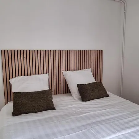 La Cardinale By Les Victoria